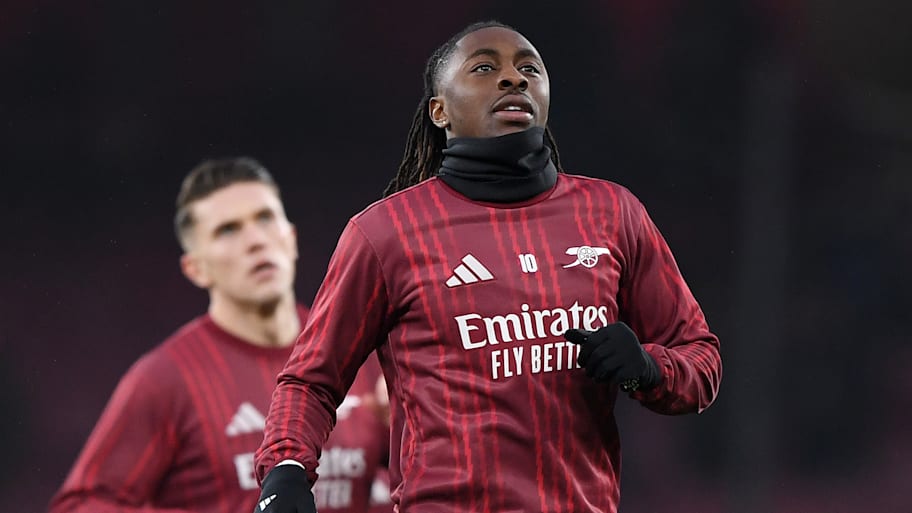 Eberechi Eze warming up for Arsenal with Viktor Gyökeres in the background.