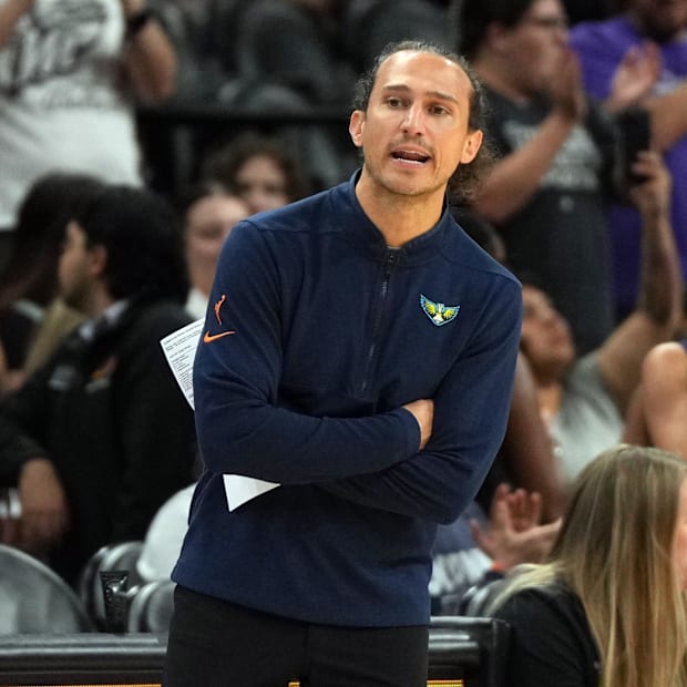  Dallas Wings head coach Chris Koclanes