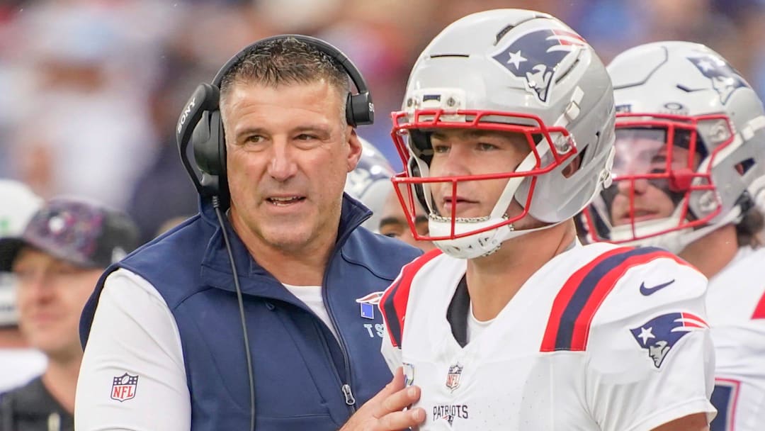 New England Patriots coach Mike Vrabel talks to quarterback Drake Maye (10) during the second quarter at Nissan Stadium in Nashville, Tenn., Sunday, Oct. 19, 2025.