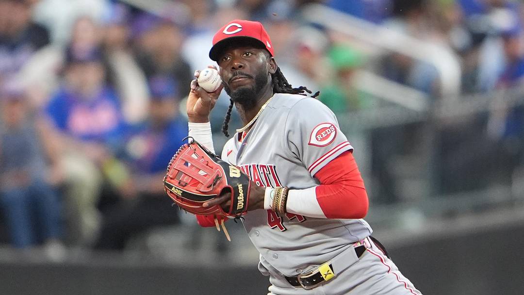 Cincinnati Reds shortstop Elly De La Cruz (44) throws out New York Mets right fielder Brett Baty