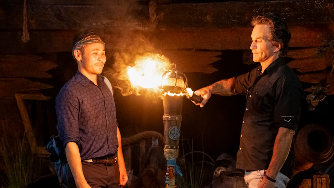 “Lovable Losers” – An unprecedented medical emergency leaves the castaways shaken. A second beware advantage is found in the game, and its finder must earn their vote back before it’s too late, on SURVIVOR Pictured (L-R): Jeremiah Ing and Jeff Probst at Tribal Council. Photo: Robert Voets/CBS ©2025 CBS Broadcasting, Inc. All Rights Reserved.
