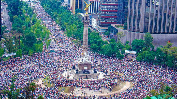 Miles de aficionados celebran bajo la lluvia en el Ángel la victoria del Tri. Miles de aficionados celebran bajo la lluvia en el Ángel la victoria del Tri.