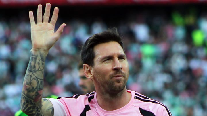 Lionel Messi qui salue les supporters