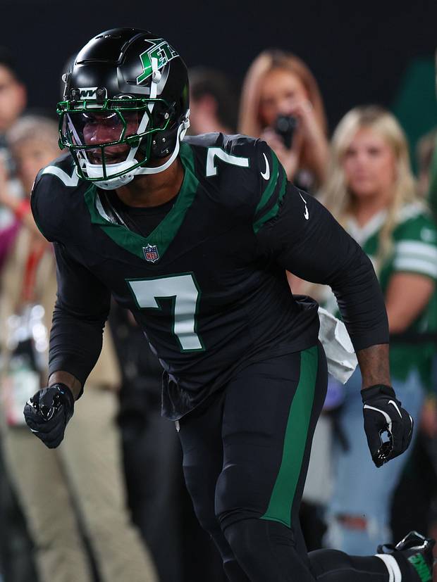 New York Jets defensive end Haason Reddick (7)