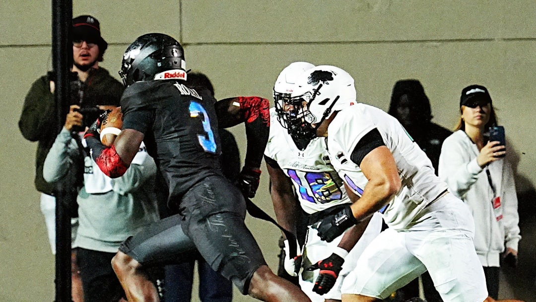 Team Roses' Easton Royal (3) runs into the end zone for a touchdown during the Under Armour All-America Game Saturday, Jan. 3, 2026 at Spec Martin Stadium in DeLand.