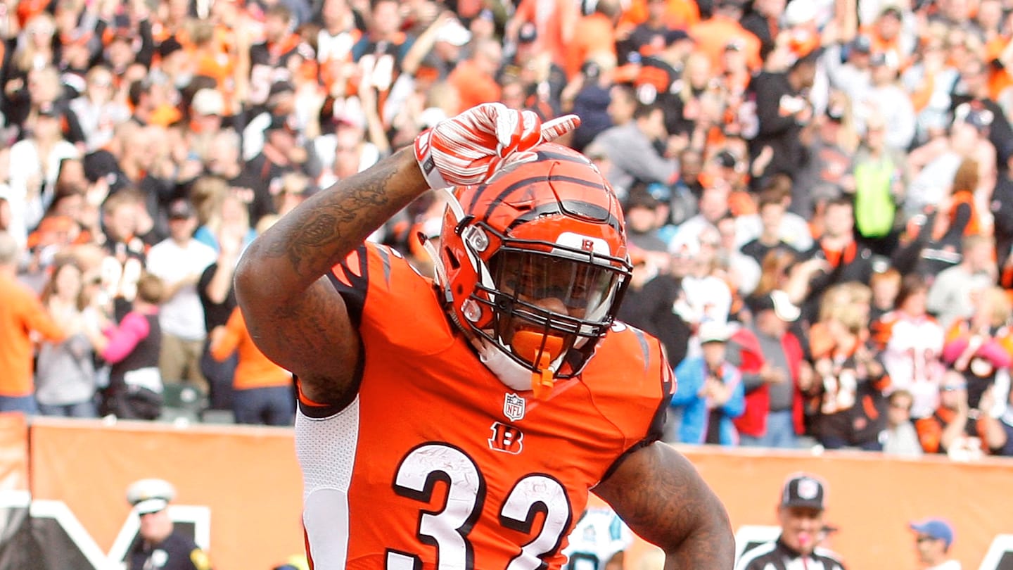 與《Madden 25》中新晉最佳 RB 伊基·伍茲 (Ickey Woods) 一起洗牌
