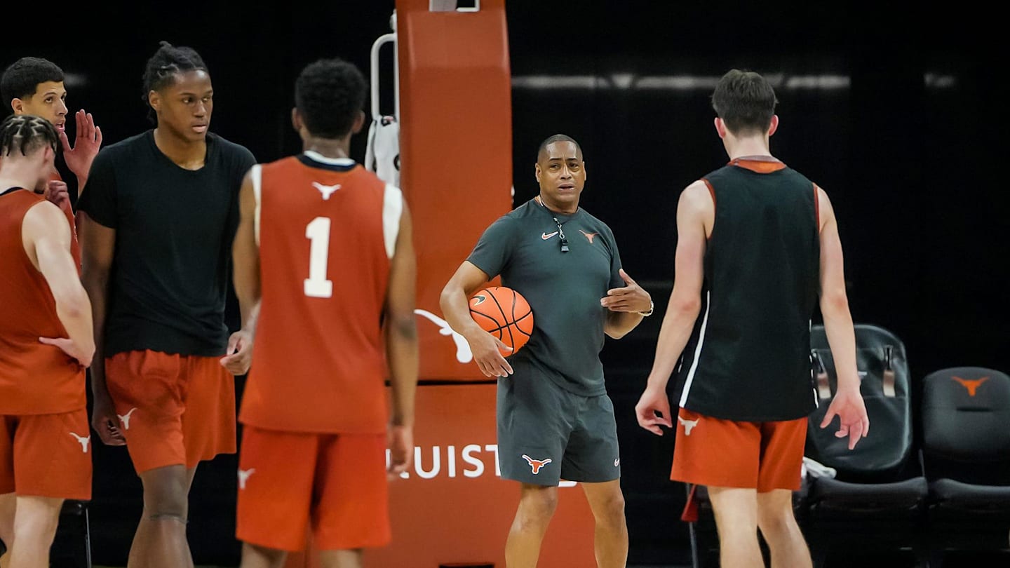 Top Longhorns Basketball Staffer Leaves For New Job