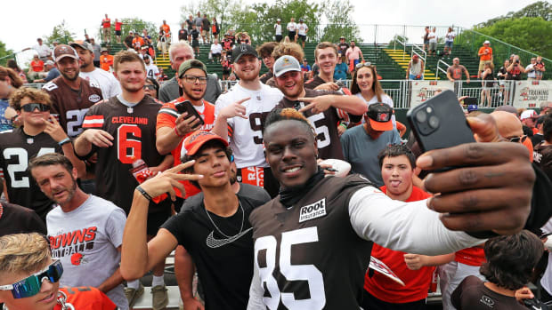 David Njoku takes a selfie with fans