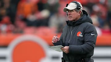 Browns insider Mary Kay Cabot reports that offensive line coach Bill Callahan could join his son's staff in Tennessee. 