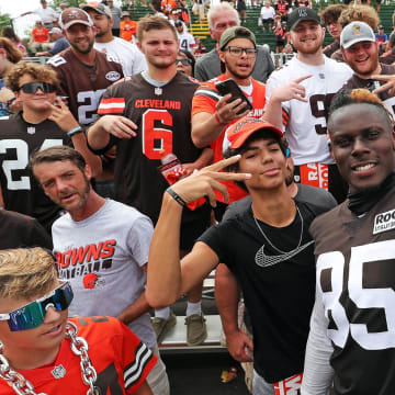 Browns tight end David Njoku snaps a selfie with fans during training camp in 2022.