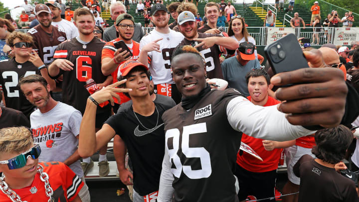Browns tight end David Njoku snaps a selfie with fans during training camp in 2022.