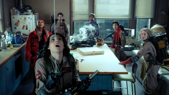 (L to R) Trevor (Finn Wolfhard), Lucky (Celeste OConnor), Gary (Paul Rudd), Nadeem (Kamail Nanjiani), Podcast (Logan Kim) and Callie (Carrie Coon) in Columbia Pictures GHOSTBUSTERS: FROZEN EMPIRE.