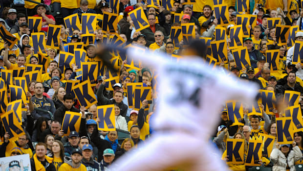 Seattle Mariners fans raise up ‘K’ signs in background of Felix Hernandez pitching