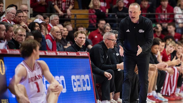 Indiana Head Coach Darian DeVries talks with Reed Bailey (1) during the Indiana versus Oregon men's basketball game at Simon Skjodt Assembly Hall on Monday, Feb. 9, 2026.