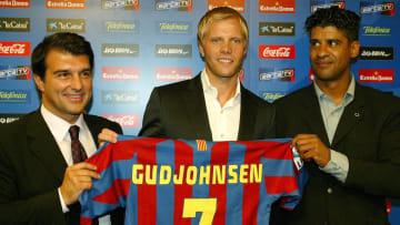 Icelandic striker Eidur Gudjohnsen (C) s