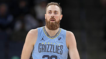 Former Memphis Grizzlies center Jay Huff (30) in a game against the Phoenix Suns.