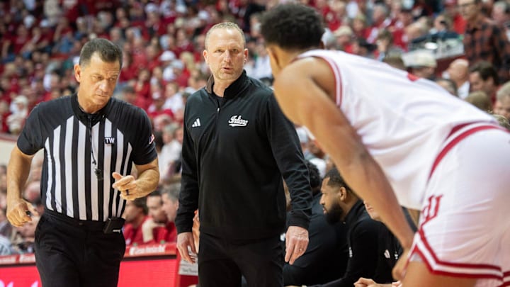 Indiana Head Coach Darian DeVries talks with Nick Dorn (7) during the Indiana versus Oregon men's basketball game at Simon Skjodt Assembly Hall on Monday, Feb. 9, 2026.