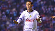 Roberto Alvarado durante el duelo entre Puebla y Chivas.
