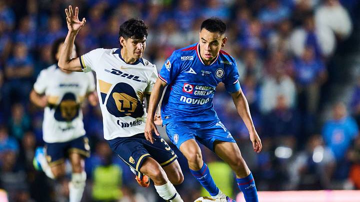 Charly Rodríguez, de Cruz Azul, es perseguido por Morales, de Pumas, en el juego de ida de la Final del Clausura 2026.