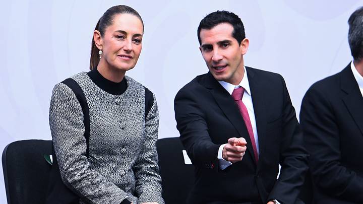 La Presidenta de México, Claudia Sheinbaum, junto al director de la Conade, Rommel Pacheco.