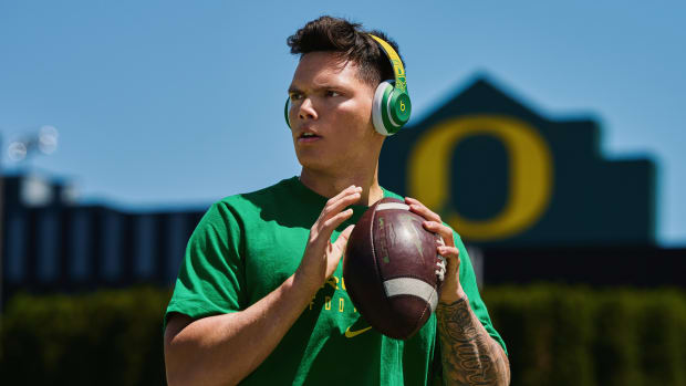 Oregon Ducks quarterback Dillon Gabriel signs new NIL deal