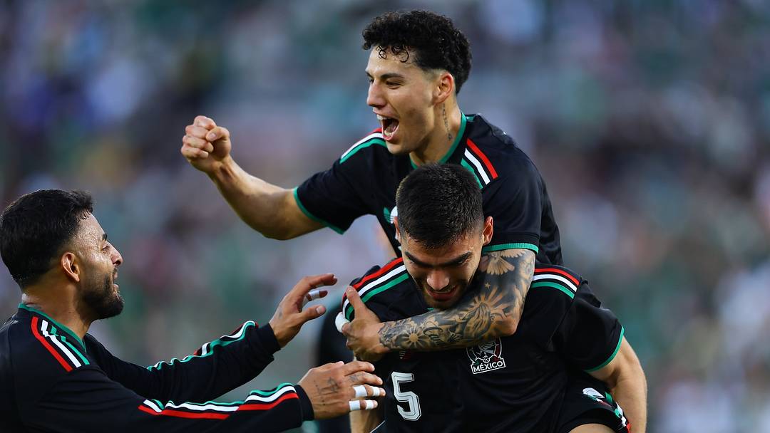 Johan Vásquez (5) es felicitado por su gol ante Australia.