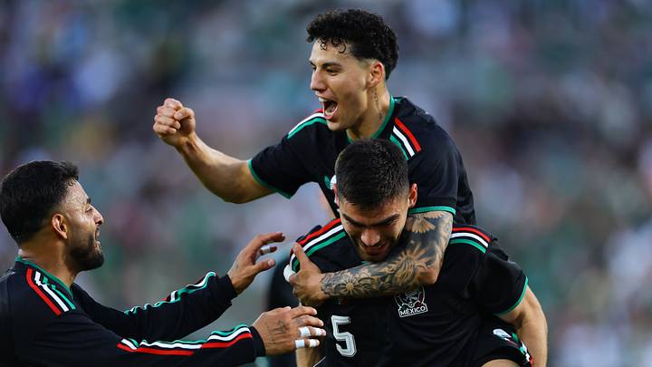 Johan Vásquez (5) es felicitado por su gol ante Australia. Johan Vásquez (5) es felicitado por su gol ante Australia.