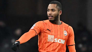 Ele atua há seis temporadas no futebol europeu