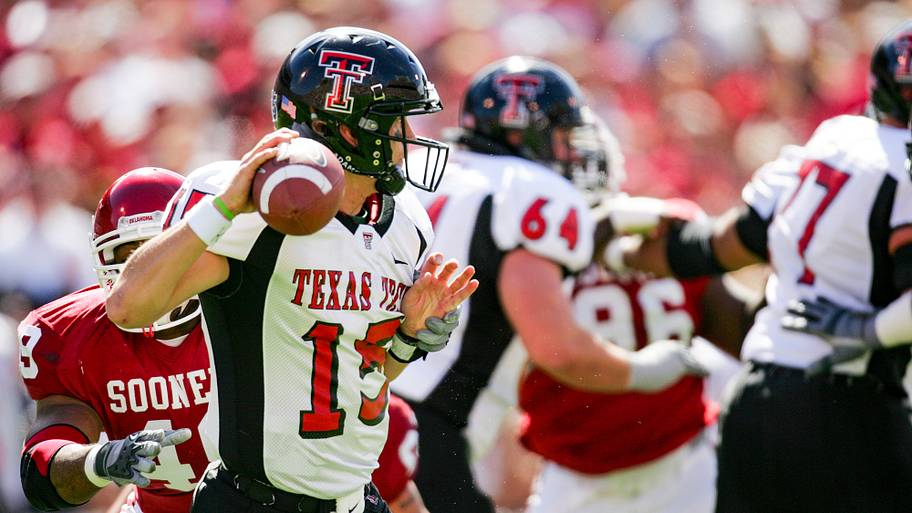 Sonny Cumbie sets to throw for Texas Tech against Oklahoma.