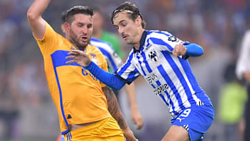 El francés André-Pierre Gignac de Tigres y Jordi Cortizo de Rayados durante la Liguilla del Clausura 2024
