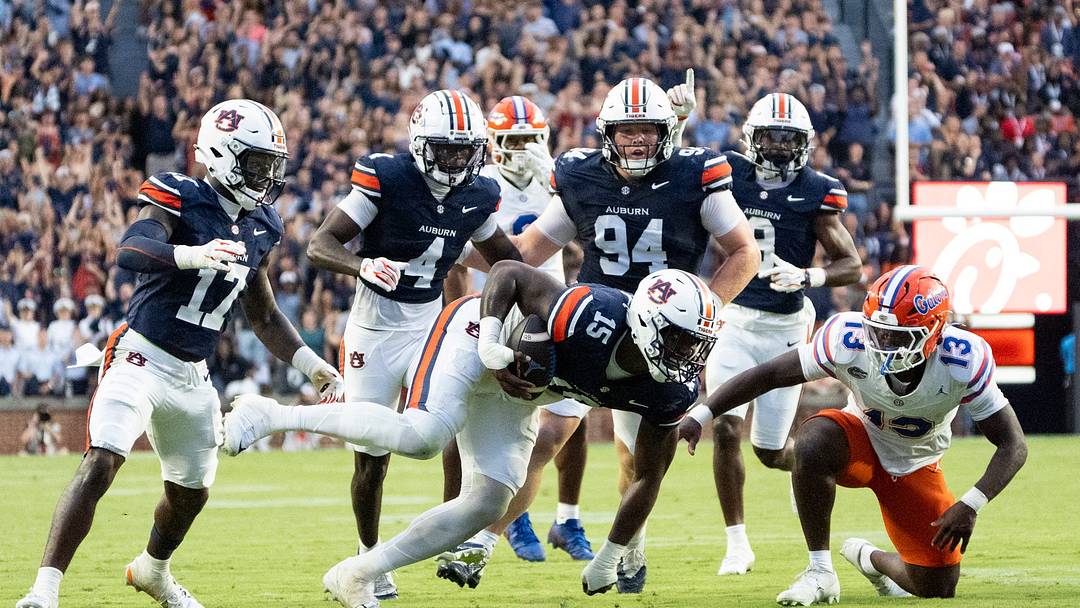 Auburn Tigers edge Da'Shawn Womack (15) returns a turnover as Auburn Tigers take on Florida Gators at Jordan-Hare Stadium in Auburn, Ala. on Saturday, Sept. 19, 2026.