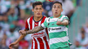 Jesús Chiquete de Chivas y el argentino Marcelo Correa de Santos Laguna durante el Apertura 2022.