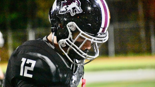 Ryder Barrysmith and Eastlake jumped out to a two-touchdown lead over Bellevue in first half, but lost, 42-27, in Sammamish.