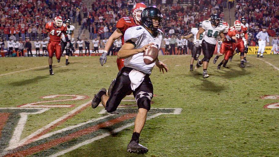 Hawai’i quarterback Timmy Chang scrambles against Fresno State.
