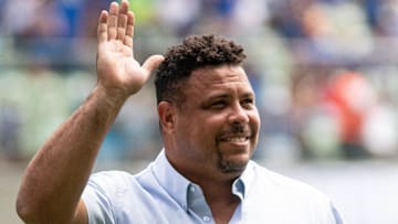 Ronaldo busca um novo lateral para o Cruzeiro.