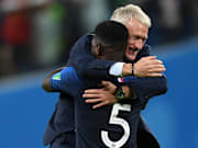 Didier Deschamps et Samuel Umtiti, après la victoire contre la Belgique (1-0) en demi-finale de Coupe du monde 2018.