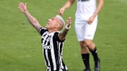 De acuerdo con TUDN, León cerraría su mercado de fichajes trayendo a un viejo conocido, al delantero chileno Eduardo Vargas, que se encuentra libre tras no renovar con el Atlético Mineiro de Brasil.
