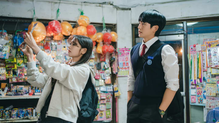 Jung Hae-in as Choi Seung-hyo and Jung So-min as Bae Seok-ryu in Love Next Door