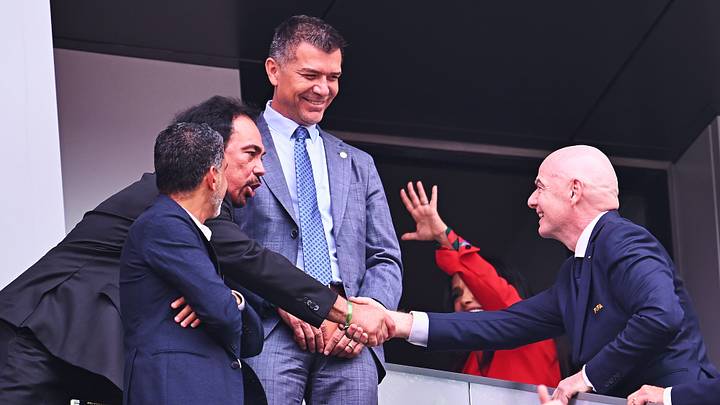 Jared Borgetti observa el saludo entre Hugo Sánchez y Gianni Infantino, presidente de FIFA. Jared Borgetti observa el saludo entre Hugo Sánchez y Gianni Infantino, presidente de FIFA.