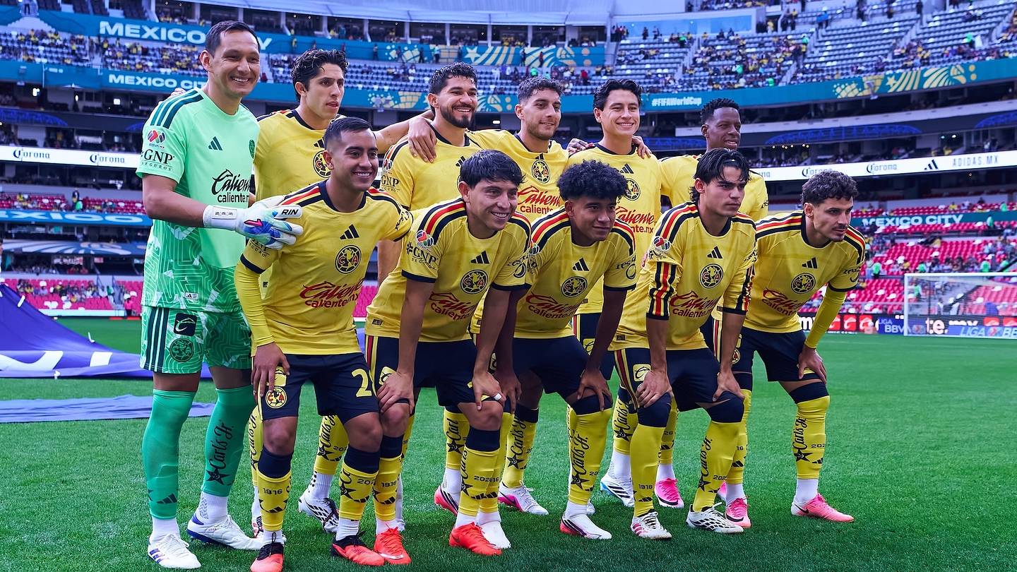 Squadra dell'América con diversi giocatori mexicani in campo contro Santos Laguna