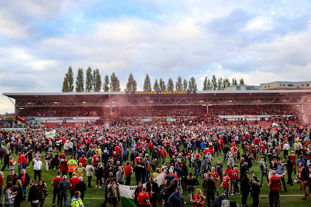 แฟนบอลเร็กซ์แฮมวิ่งเข้าสู่เรซคอร์ส กราวด์ แฟนบอลเร็กซ์แฮมวิ่งเข้าสู่เรซคอร์ส กราวด์