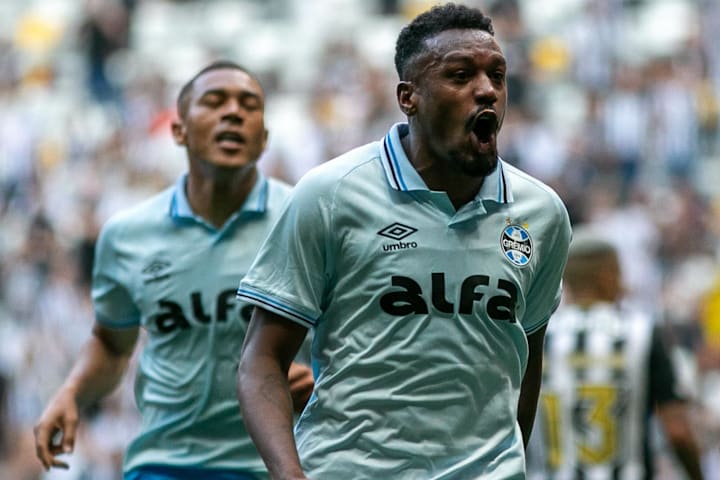 Edenilson foi um dos destaques do time gremista