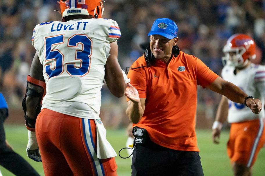 Gators coach Jon Sumrall celebrates a touchdown with offensive lineman Bryce Lovett against Auburn.