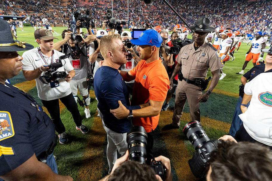 Auburn coach Alex Golesh and Florida coach Jon Sumrall shake hands after the Gators’ 44–39 win over the Tigers on Sept. 19.