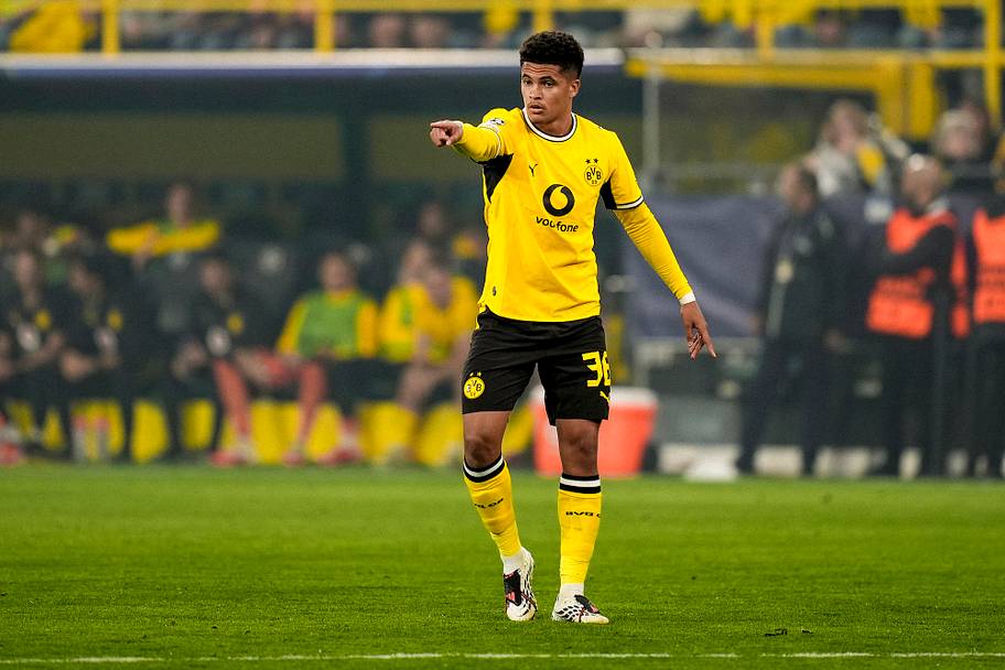 Kauã Prates Dortmund pointing.