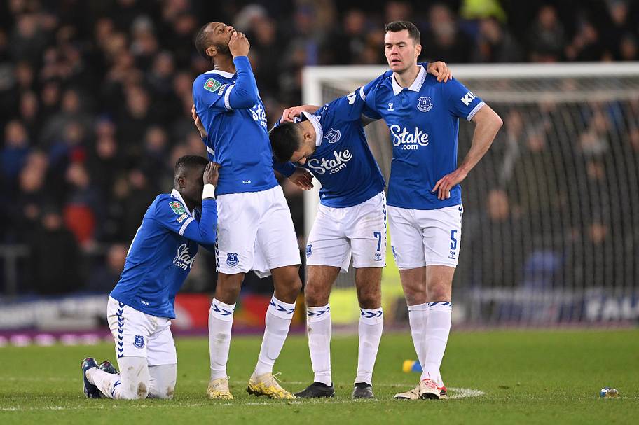 Everton players look disappointed.