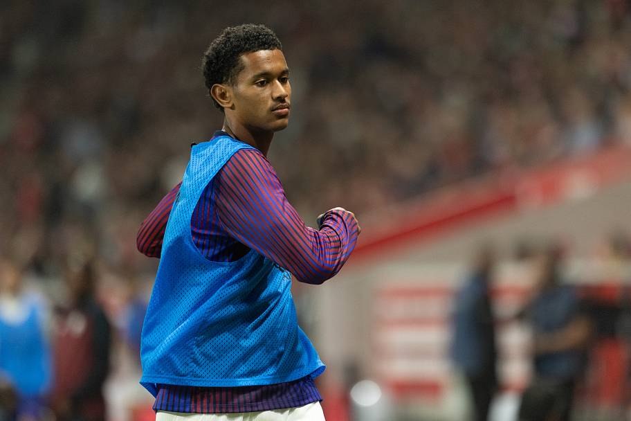 Senny Mayulu of Paris Saint-Germain warms up during the Ligue 1 McDonald's 2026/27 match.
