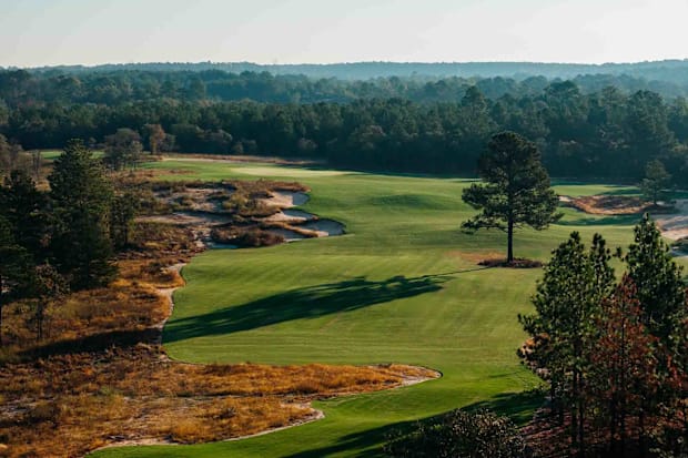 Séptimo hoyo par 4 manejable.