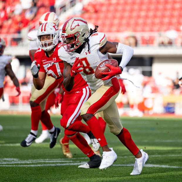 Deon Cain (8) runs the ball