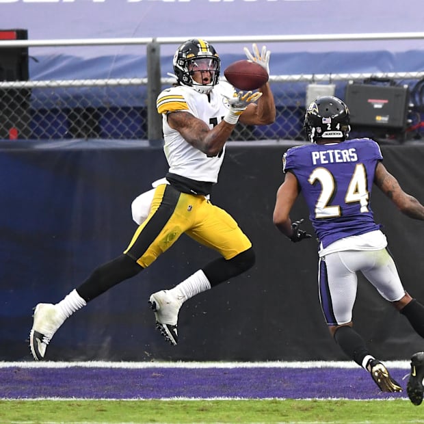 Deon Cain (17) catches a touchdown
